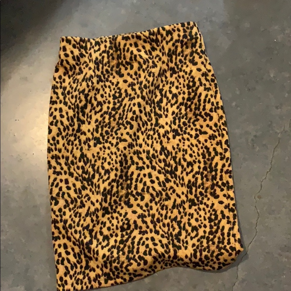 Cute work outfit! Small top XS skirt